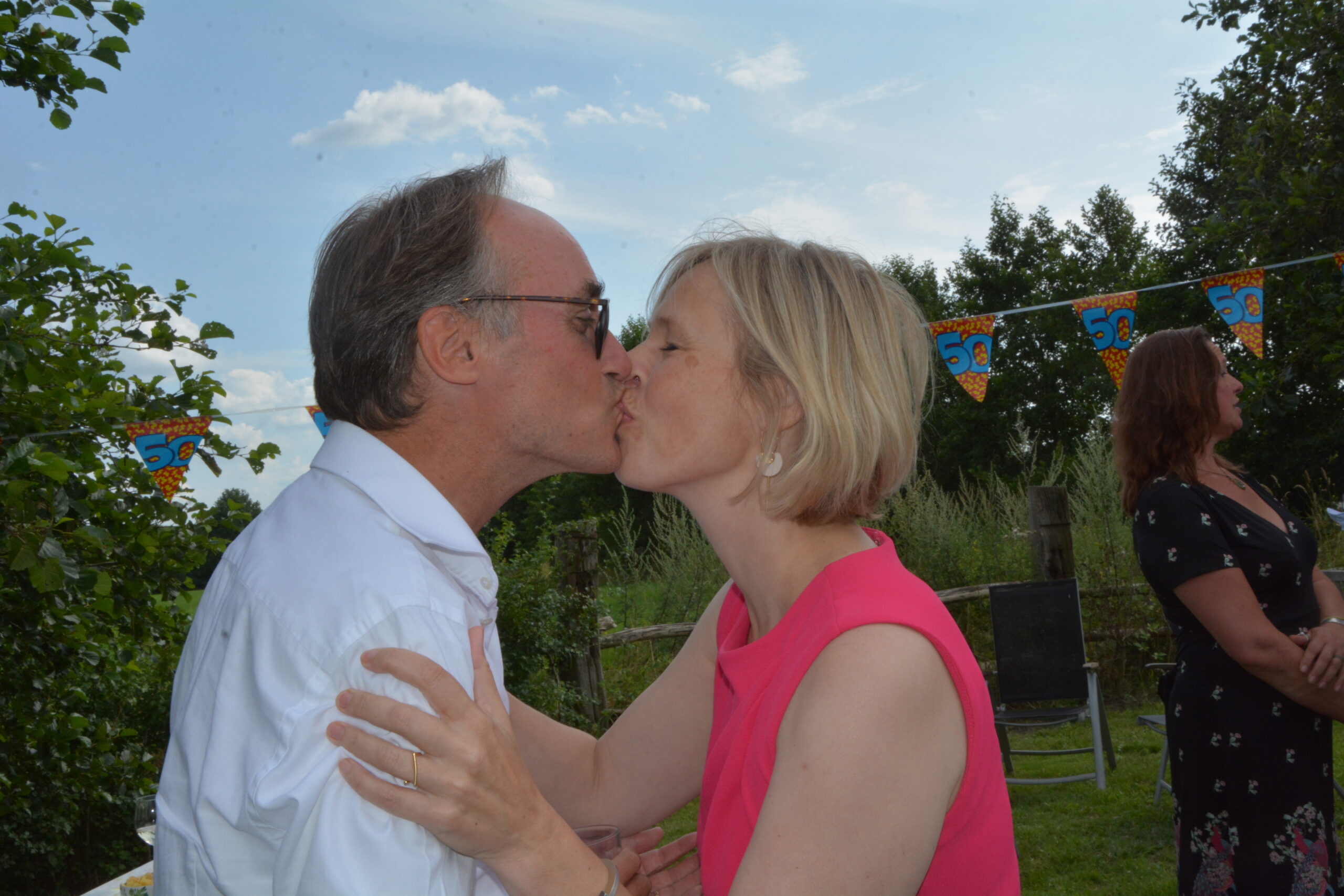 Roeland en Annemarie zoenen